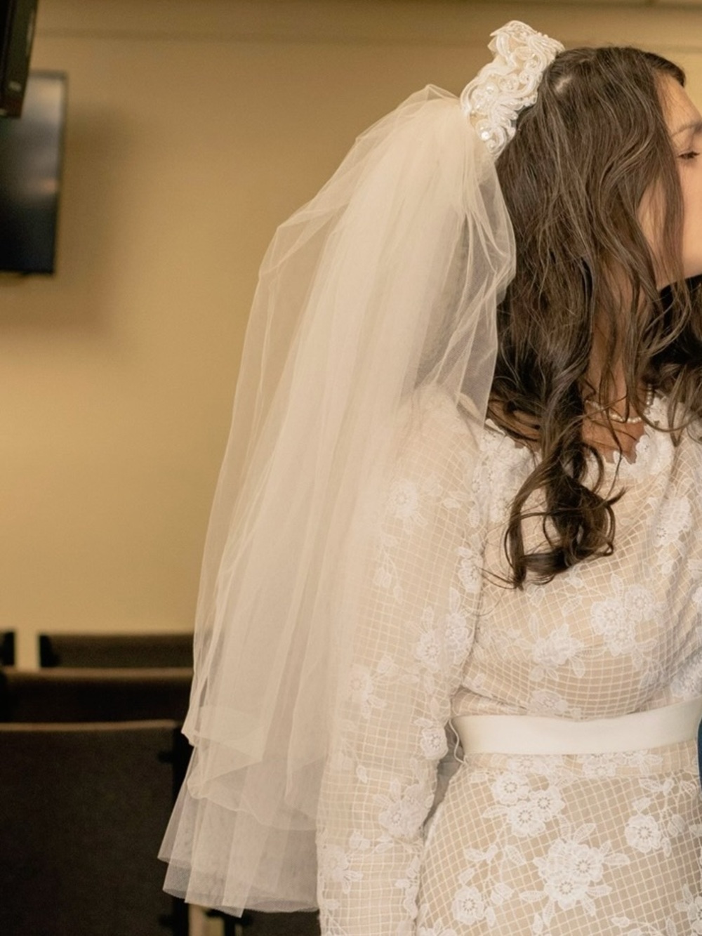 Vintage ivory bridal veil with pill hat and lace-trimmed comb. - Picture 10 of 10